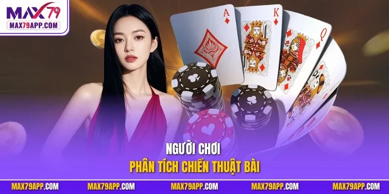 Người chơi phân tích chiến thuật bài